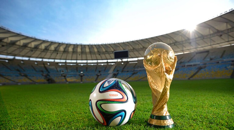 Une vue gÃ©nÃ©rale de Brazuca et du trophÃ©e de la Coupe du monde de la FIFA au Maracana avant le lancement d'adidas Brazuca au Parque Lage le 3 dÃ©cembre 2013 Ã  Rio de Janeiro, au BrÃ©sil. Alexandre Loureiro/Getty Images for adidas