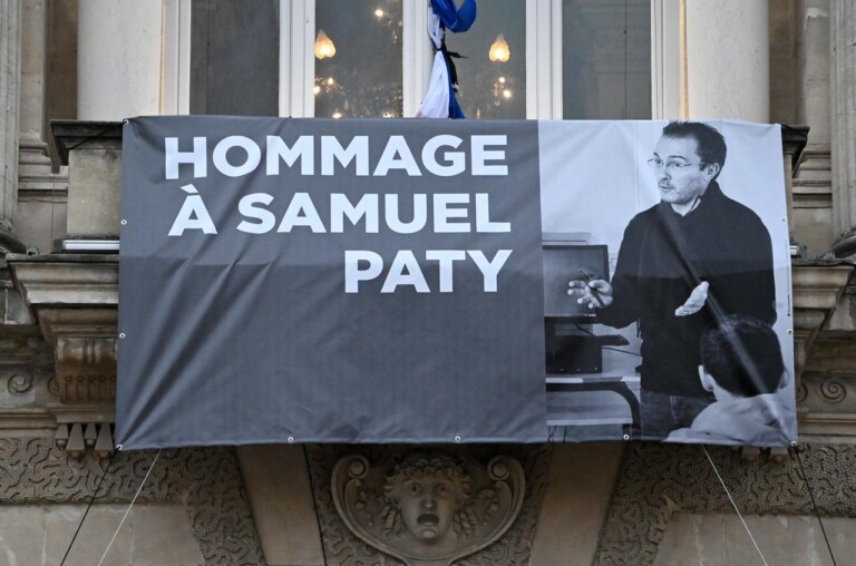 Portrait de Samuel Paty sur la faÃ§ade de lâ€™OpÃ©ra-ComÃ©die de Montpellier, le 21 octobre 2020. PHOTO / AFP / PASCAL GUYOT