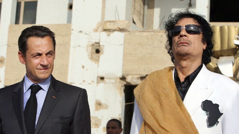 Nicolas Sarkozy, alors prÃ©sident de la RÃ©publique, reÃ§u par Mouammar Kadhafi lors d'une visite Ã  Tripoli, le 25 juillet 2007. REUTERS/Pascal Rossignol