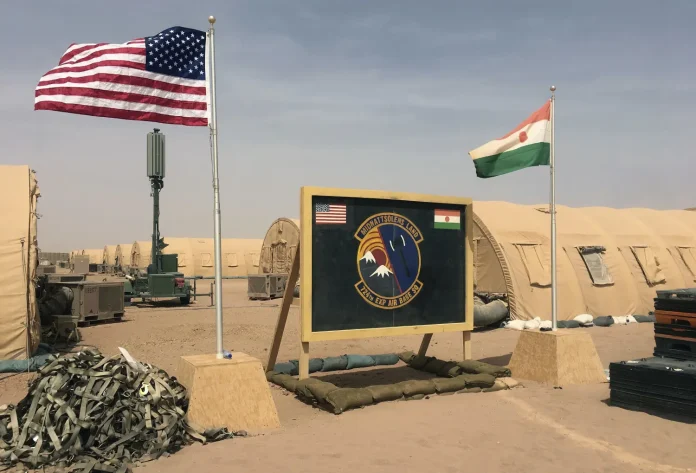 Un drapeau amÃ©ricain et un drapeau nigÃ©rien sont hissÃ©s cÃ´te Ã  cÃ´te au camp de base pour les forces aÃ©riennes et autres personnels soutenant la construction de la base aÃ©rienne nigÃ©rienne 201 Ã  Agadez, au Niger, lundi 16 avril 2018. (Carley Petesch / AP)