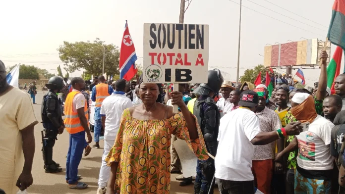 Burkina Faso: une foule mÃ©contente manifeste devant lâ€™Ambassade des Ã‰tats-Unis