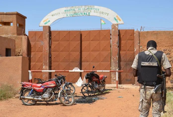 Un gendarme nigÃ©rien se tient prÃ¨s des motocyclettes calcinÃ©es utilisÃ©es par les assaillants, devant la prison de Koutoukale, prÃ¨s de Niamey, suite Ã  une attaque le 17 octobre 2016.