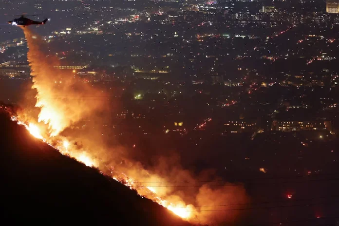 Un hÃ©licoptÃ¨re qui Ã©teint les flammes Ã  Los Angeles @AFP